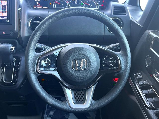 �C���e���A�ɍ��킹���f�U�C���̃X�e�A�����O�́A�^�]�������̂��Ƃ��l���A�^�]���₷���`��A�傫���ł��B�����x�A���ۂɐG���Ă��m���߂��������B