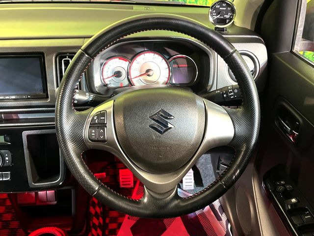 �C���e���A�ɍ��킹���f�U�C���̃X�e�A�����O�́A�^�]�������̂��Ƃ��l���A�^�]���₷���`��A�傫���ł��B�����x�A���ۂɐG���Ă��m���߂��������B