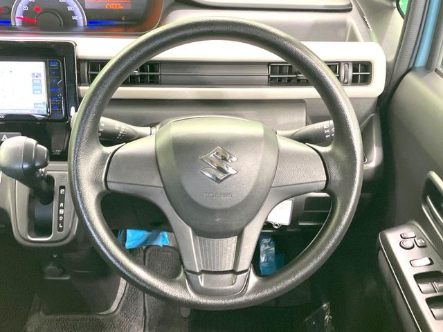 �C���e���A�ɍ��킹���f�U�C���̃X�e�A�����O�́A�^�]�������̂��Ƃ��l���A�^�]���₷���`��A�傫���ł��B�����x�A���ۂɐG���Ă��m���߂��������B