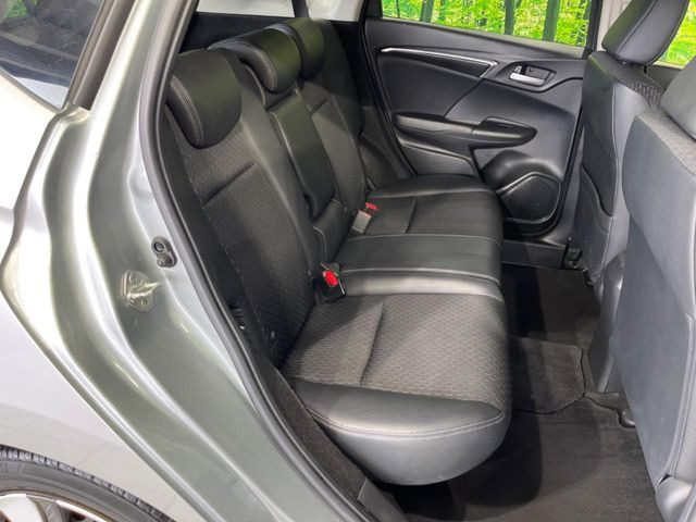 �R���p�N�g�J�[�ł����A�Z�J���h�V�[�g�͏\���ȍL����������K�ɂ���肢�������܂���V�[�g��|���đ傫�ȉו���ς񂾂�ƁA�p�r�̕����L��1��ł��B