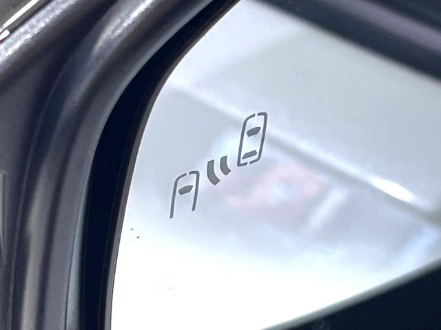 【ブラインドスポットモニター】走行中、ドアミラーの死角になりやすい箇所に後続車が接近するとサイドミラーのレンズに警告を表示!ドライバーに注意喚起をしてくれます。