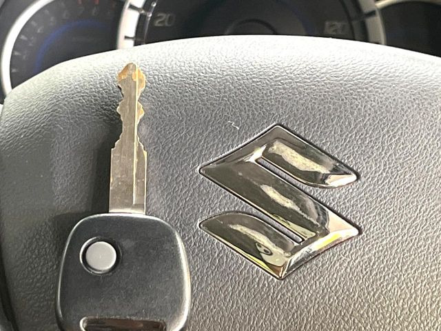 【キーレス】少し離れた場所からでもボタン一つでドアの開錠・施錠ができるのでとっても便利!ドアの鍵穴周りに傷をつけることもありません♪