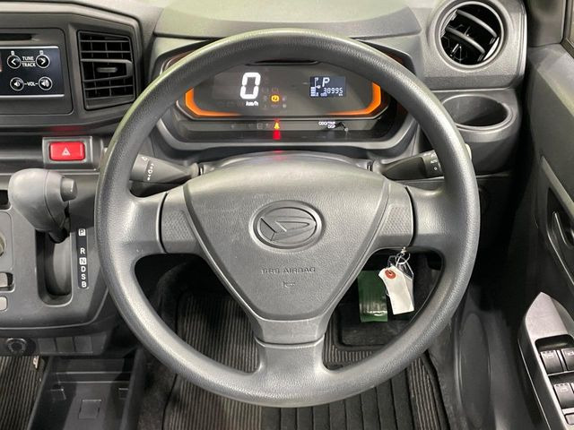 �C���e���A�ɍ��킹���f�U�C���̃X�e�A�����O�́A�^�]�������̂��Ƃ��l���A�^�]���₷���`��A�傫���ł��B�����x�A���ۂɐG���Ă��m���߂��������B