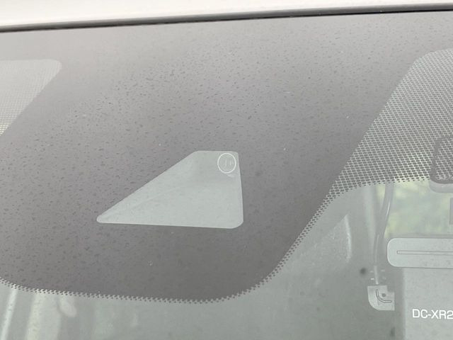 【エマージェンシーブレーキ】走行中に前方の車両等を認識し、衝突しそうな時は警報とブレーキで衝突回避と被害軽減をアシスト。より安全にドライブをお楽しみいただけます。