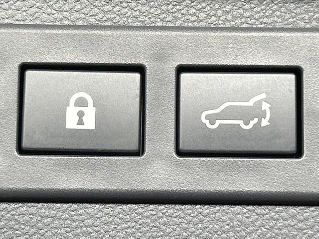 【パワーバックドア】スマートキーや運転席のボタンを押すだけでリアゲートが自動で開閉します!荷物を持っている時や、高い位置にあるバックドアを閉める際に便利な機能です♪