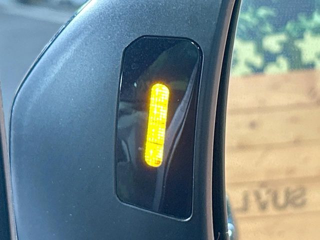 【リヤビークルディティクション】走行中、ドアミラーの死角になりやすい箇所に後続車が接近するとサイドミラー付近に警告を表示、ドライバーに注意喚起と、万一の際はハンドル操作をアシストをします。