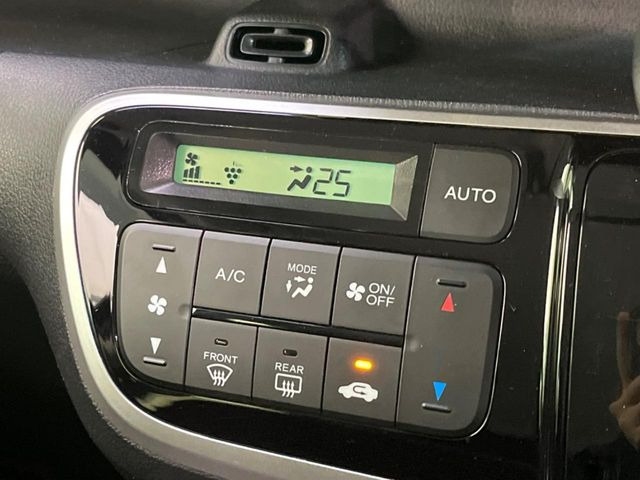 【オートエアコン】一度お好みの温度に設定すれば、車内の温度を検知し風量や温度を自動で調整。暑い&hellip;寒い&hellip;と何度もスイッチ操作をする必要はありません。快適な車内空間には必須の機能ですね♪