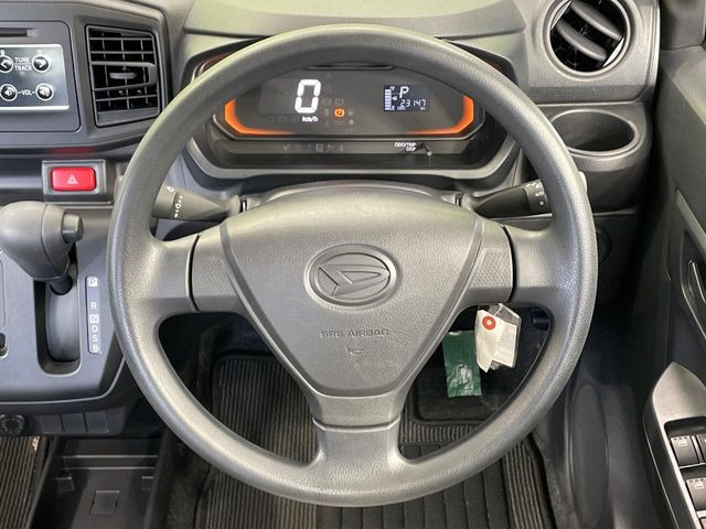 �C���e���A�ɍ��킹���f�U�C���̃X�e�A�����O�́A�^�]�������̂��Ƃ��l���A�^�]���₷���`��A�傫���ł��B�����x�A���ۂɐG���Ă��m���߂��������B