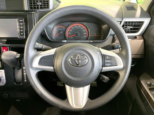 �C���e���A�ɍ��킹���f�U�C���̃X�e�A�����O�́A�^�]�������̂��Ƃ��l���A�^�]���₷���`��A�傫���ł��B�����x�A���ۂɐG���Ă��m���߂��������B