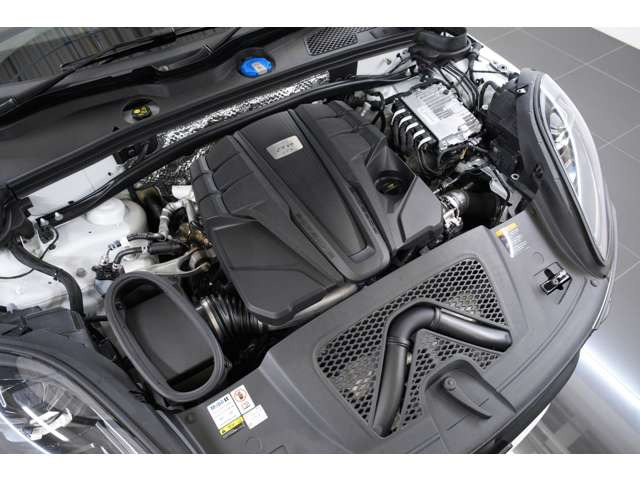 2.9L V�^6�C��DOHC�c�C���^�[�{�A440ps/56.1kgm�A�S��&times;�S��&times;�S��mm 4726&times;1927&times;1596mm�A�ԗ��d�� 2035kg
