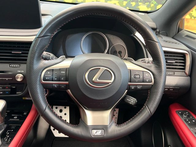 �C���e���A�ɍ��킹���f�U�C���̃X�e�A�����O�́A�^�]�������̂��Ƃ��l���A�^�]���₷���`��A�傫���ł��B�����x�A���ۂɐG���Ă��m���߂��������B