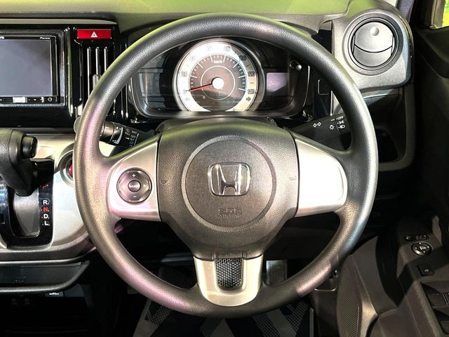 �C���e���A�ɍ��킹���f�U�C���̃X�e�A�����O�́A�^�]�������̂��Ƃ��l���A�^�]���₷���`��A�傫���ł��B�����x�A���ۂɐG���Ă��m���߂��������B