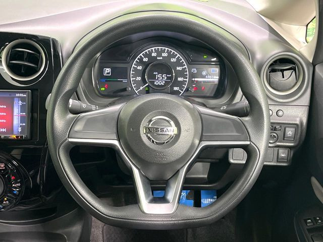 �C���e���A�ɍ��킹���f�U�C���̃X�e�A�����O�́A�^�]�������̂��Ƃ��l���A�^�]���₷���`��A�傫���ł��B�����x�A���ۂɐG���Ă��m���߂��������B