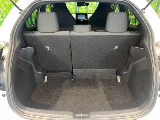 積み下ろしのしやすいデッキにはたっぷりと荷物を積み込んでいただけます。遊びから仕事まで、様々なシーンで頼れます♪