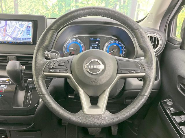 インテリアに合わせたデザインのステアリングは、運転される方のことも考え、運転しやすい形状、大きさです。是非一度、実際に触ってお確かめください。