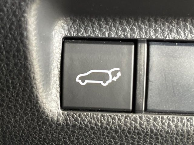 【パワーバックドア】スマートキーや運転席のボタンを押すだけでリアゲートが自動で開閉します!荷物を持っている時や、高い位置にあるバックドアを閉める際に便利な機能です♪