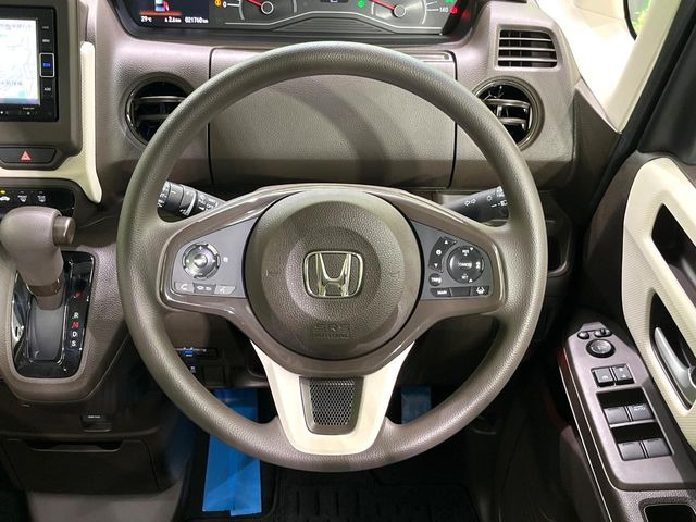 �C���e���A�ɍ��킹���f�U�C���̃X�e�A�����O�́A�^�]�������̂��Ƃ��l���A�^�]���₷���`��A�傫���ł��B�����x�A���ۂɐG���Ă��m���߂��������B