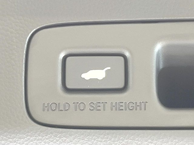【パワーバックドア】スマートキーや運転席のボタンを押すだけでリアゲートが自動で開閉します!荷物を持っている時や、高い位置にあるバックドアを閉める際に便利な機能です♪