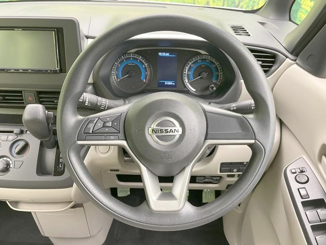 �C���e���A�ɍ��킹���f�U�C���̃X�e�A�����O�́A�^�]�������̂��Ƃ��l���A�^�]���₷���`��A�傫���ł��B�����x�A���ۂɐG���Ă��m���߂��������B