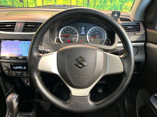 �C���e���A�ɍ��킹���f�U�C���̃X�e�A�����O�́A�^�]�������̂��Ƃ��l���A�^�]���₷���`��A�傫���ł��B�����x�A���ۂɐG���Ă��m���߂��������B