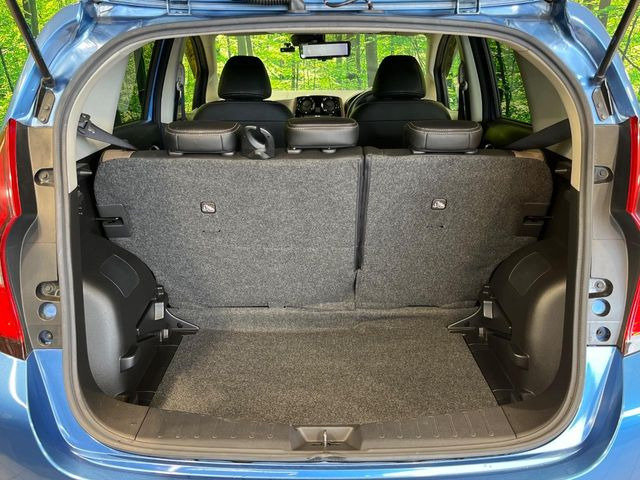 普段のお買い物や通勤、送迎等に十分な荷室スペースを確保しております。セカンドシートを倒すと、大きな荷物の積載も可能です♪
