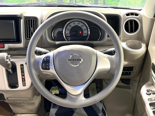 �C���e���A�ɍ��킹���f�U�C���̃X�e�A�����O�́A�^�]�������̂��Ƃ��l���A�^�]���₷���`��A�傫���ł��B�����x�A���ۂɐG���Ă��m���߂��������B