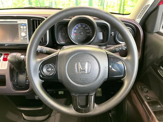 �C���e���A�ɍ��킹���f�U�C���̃X�e�A�����O�́A�^�]�������̂��Ƃ��l���A�^�]���₷���`��A�傫���ł��B�����x�A���ۂɐG���Ă��m���߂��������B