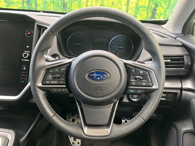 �C���e���A�ɍ��킹���f�U�C���̃X�e�A�����O�́A�^�]�������̂��Ƃ��l���A�^�]���₷���`��A�傫���ł��B�����x�A���ۂɐG���Ă��m���߂��������B