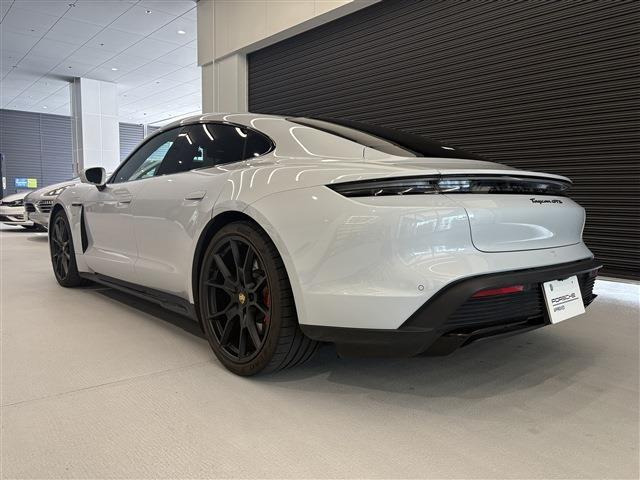 タイカンGTS 4+1シート 4WD
