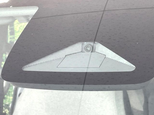 【ホンダセンシング】走行中に前方の車両等を認識し、衝突しそうな時は警報とブレーキで衝突回避と被害軽減をアシスト。より安全にドライブをお楽しみいただけます。