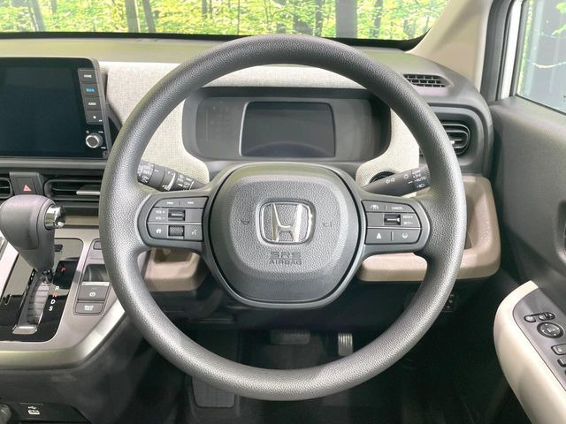 【ステアリングスイッチ】運転中、前方から目線をそらすことなく、オーディオ等の操作が可能な便利機能!安心&快適なドライブを演出してくれます♪