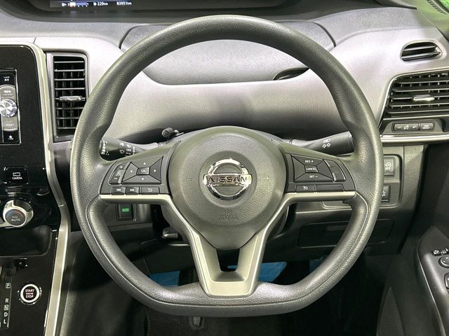 �C���e���A�ɍ��킹���f�U�C���̃X�e�A�����O�́A�^�]�������̂��Ƃ��l���A�^�]���₷���`��A�傫���ł��B�����x�A���ۂɐG���Ă��m���߂��������B