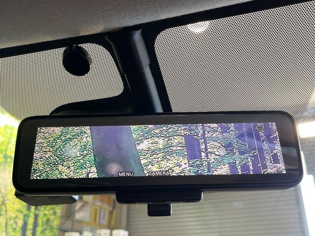【インテリジェントルームミラー】後席の大きな荷物や同乗者で後方が確認しづらい時でも安心!カメラが撮影した車両後方の映像をルームミラー内に表示。クリアな視界で状況の確認が可能です!