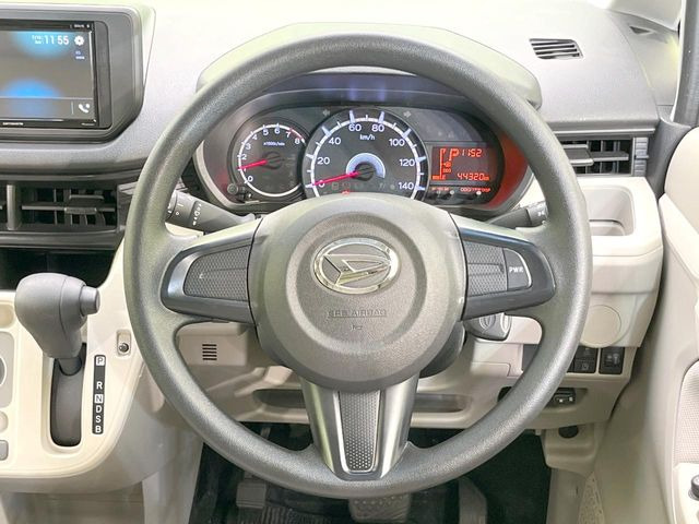�C���e���A�ɍ��킹���f�U�C���̃X�e�A�����O�́A�^�]�������̂��Ƃ��l���A�^�]���₷���`��A�傫���ł��B�����x�A���ۂɐG���Ă��m���߂��������B