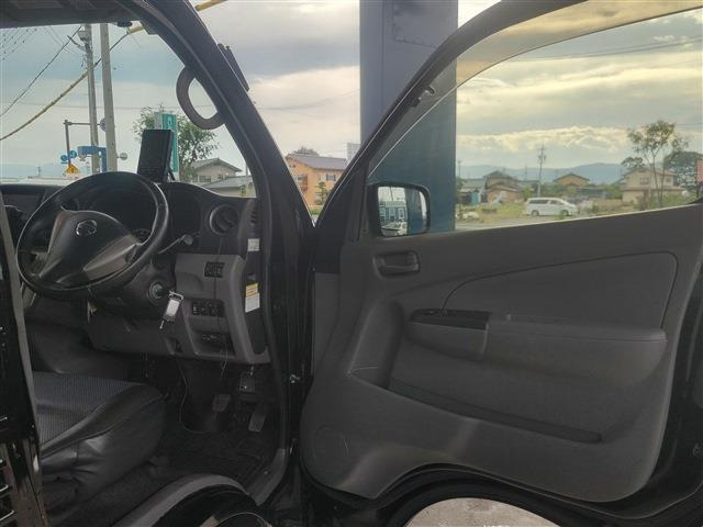 運転席ドアを大きく開放し、室内を斜め前方から捉えたカットです。日常の乗降に伴うドアトリム表面の質感や、運転席シートクッション周辺のコンディションをご確認ください。
