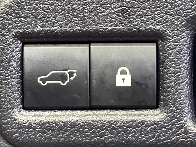 【パワーバックドア】スマートキーや運転席のボタンを押すだけでリアゲートが自動で開閉します!荷物を持っている時や、高い位置にあるバックドアを閉める際に便利な機能です♪