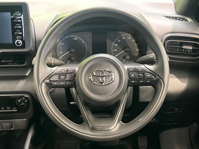 インテリアに合わせたデザインのステアリングは、運転される方のことも考え、運転しやすい形状、大きさです。是非一度、実際に触ってお確かめください。