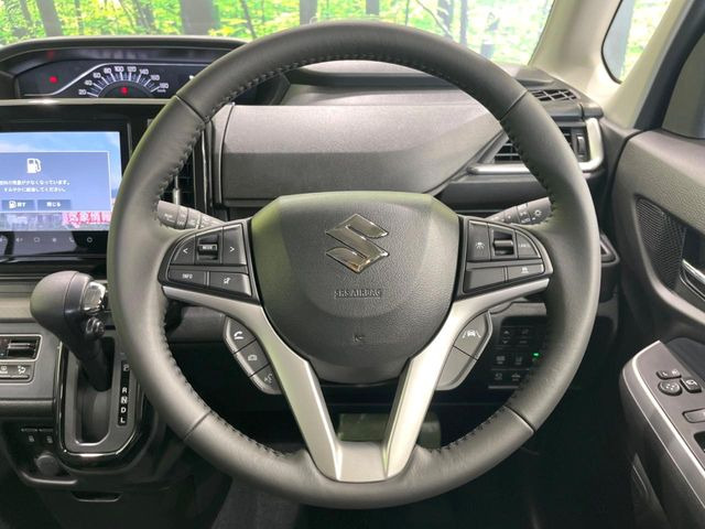�C���e���A�ɍ��킹���f�U�C���̃X�e�A�����O�́A�^�]�������̂��Ƃ��l���A�^�]���₷���`��A�傫���ł��B�����x�A���ۂɐG���Ă��m���߂��������B