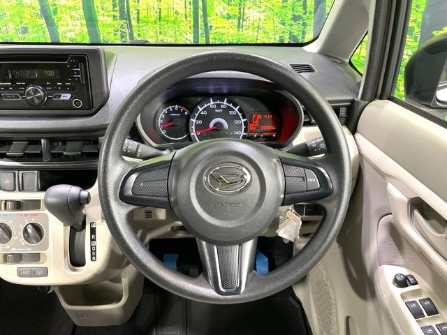 �C���e���A�ɍ��킹���f�U�C���̃X�e�A�����O�́A�^�]�������̂��Ƃ��l���A�^�]���₷���`��A�傫���ł��B�����x�A���ۂɐG���Ă��m���߂��������B