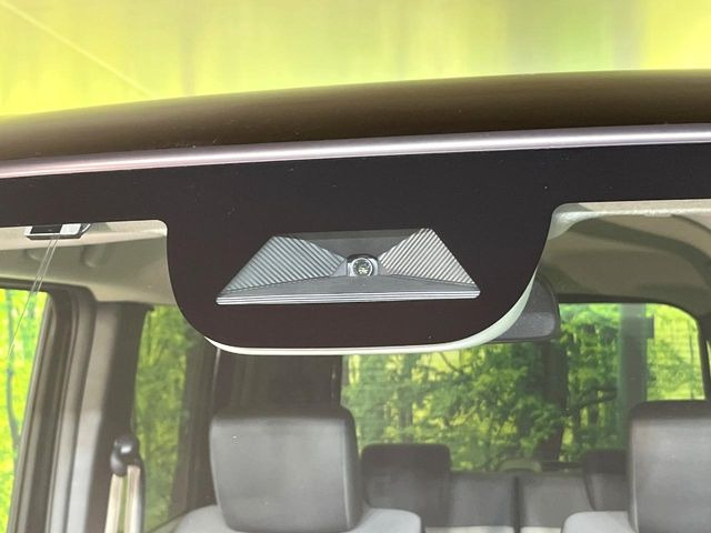 【ホンダセンシング】走行中に前方の車両等を認識し、衝突しそうな時は警報とブレーキで衝突回避と被害軽減をアシスト。より安全にドライブをお楽しみいただけます。