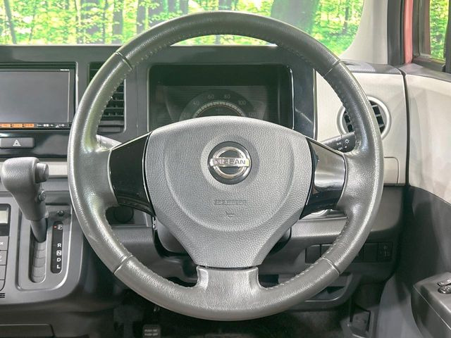 �C���e���A�ɍ��킹���f�U�C���̃X�e�A�����O�́A�^�]�������̂��Ƃ��l���A�^�]���₷���`��A�傫���ł��B�����x�A���ۂɐG���Ă��m���߂��������B