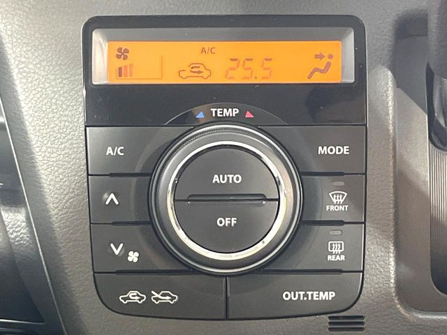 【オートエアコン】一度お好みの温度に設定すれば、車内の温度を検知し風量や温度を自動で調整。暑い&hellip;寒い&hellip;と何度もスイッチ操作をする必要はありません。快適な車内空間には必須の機能ですね♪