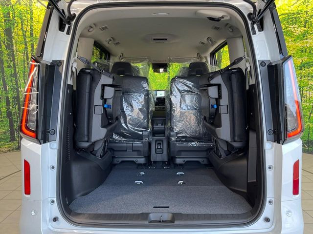 普段のお買い物や通勤、送迎等に十分な荷室スペースを確保しております。セカンドシートを倒すと、大きな荷物の積載も可能です♪