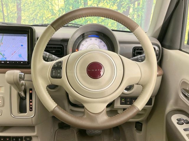 インテリアに合わせたデザインのステアリングは、運転される方のことも考え、運転しやすい形状、大きさです。是非一度、実際に触ってお確かめください。