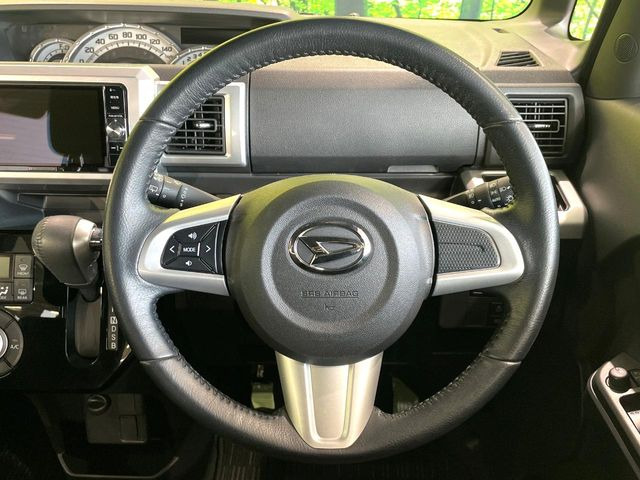 �C���e���A�ɍ��킹���f�U�C���̃X�e�A�����O�́A�^�]�������̂��Ƃ��l���A�^�]���₷���`��A�傫���ł��B�����x�A���ۂɐG���Ă��m���߂��������B