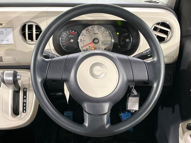 �C���e���A�ɍ��킹���f�U�C���̃X�e�A�����O�́A�^�]�������̂��Ƃ��l���A�^�]���₷���`��A�傫���ł��B�����x�A���ۂɐG���Ă��m���߂��������B