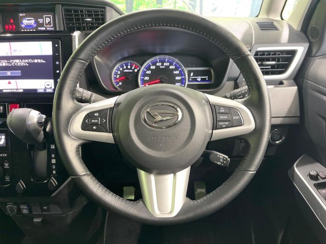 �C���e���A�ɍ��킹���f�U�C���̃X�e�A�����O�́A�^�]�������̂��Ƃ��l���A�^�]���₷���`��A�傫���ł��B�����x�A���ۂɐG���Ă��m���߂��������B