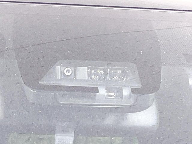 【トヨタセーフティセンス】走行中に前方の車両等を認識し、衝突しそうな時は警報とブレーキで衝突回避と被害軽減をアシスト。より安全にドライブをお楽しみいただけます。