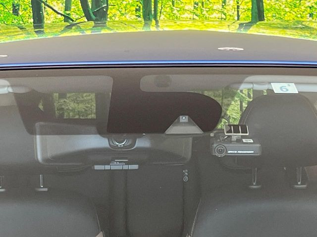 【エマージェンシーブレーキ】走行中に前方の車両等を認識し、衝突しそうな時は警報とブレーキで衝突回避と被害軽減をアシスト。より安全にドライブをお楽しみいただけます。