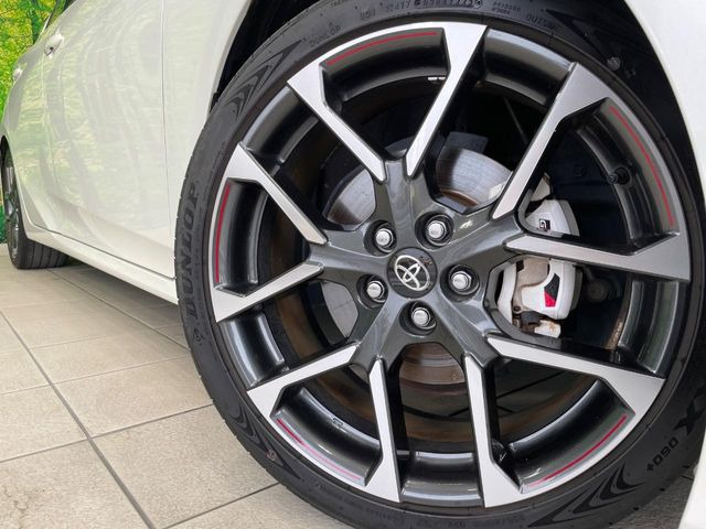 �y�O���[�h��p����18�C���`�A���~�z�C�[���z�f�U�C�����̍��������A���~�z�C�[���𑕒����Ă���܂��B�e��ЊO�A���~�z�C�[����A�X�^�b�h���X�^�C�����戵�����Ă���܂��B���񂲑��k����������